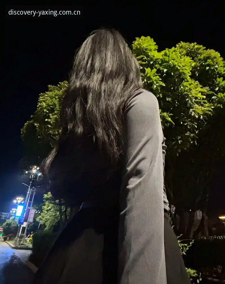 朋友老林，一个为看球熬到凌晨三点的人，上周突然在群里甩了个链接，配文就俩字：“试下。”我点开一看，是亚星官网的下载页面。他之前被各路直播App坑过，卡成PPT、弹窗比比赛精彩，所以他的推荐我得打个问号。